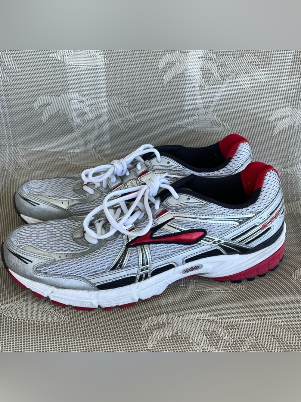 Brooks Adrenaline GTS 11th Edition Running Sneakers Red Silver Mens Sz 14